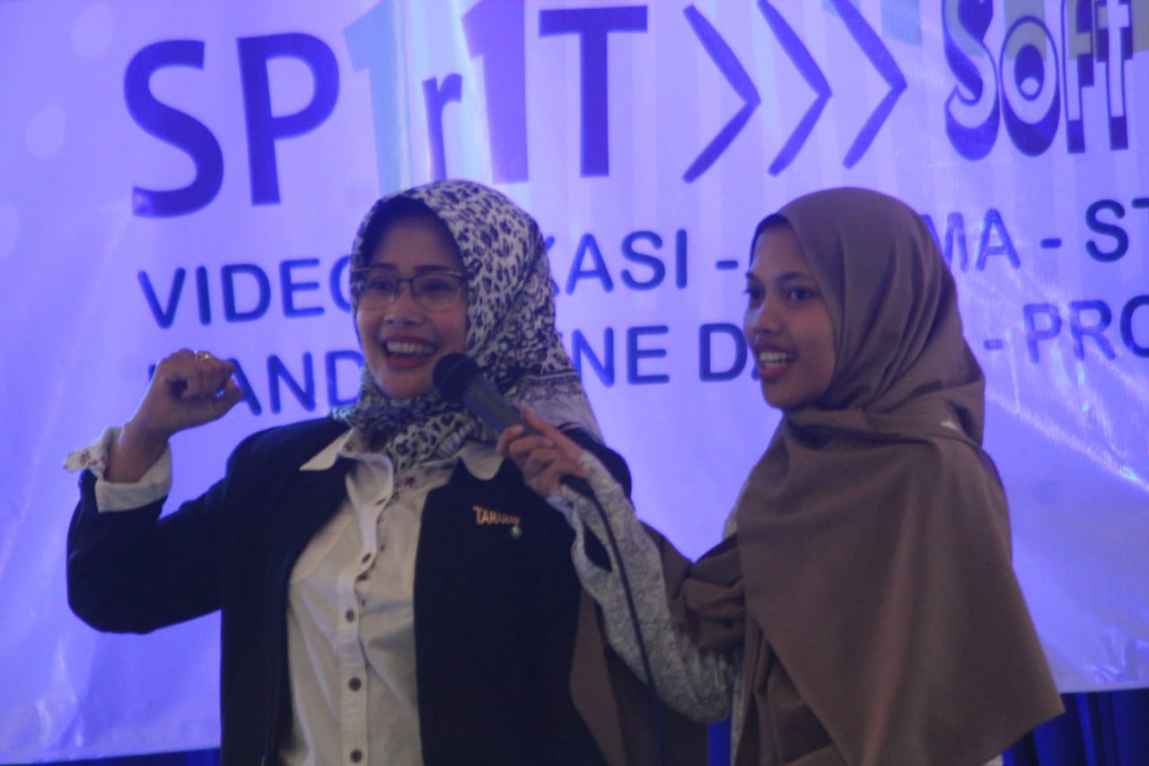 Ketua STIKes Kepanjen Ibu Riza Fikriana, S.Kep., Ns., M.Kep. memberikan sambutan dan motivasi kepada para peserta mahasiswa STIKes Kepanjen